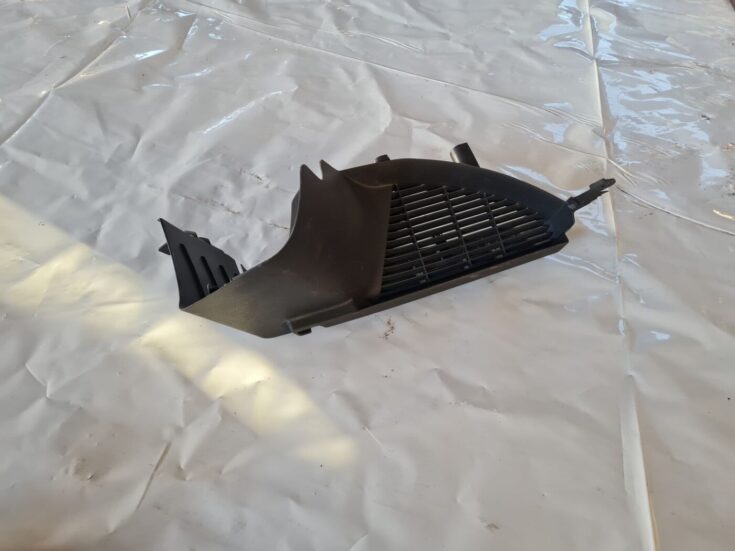 Aizmugures plaukta turētājs priekš VW GOLF 5 2004