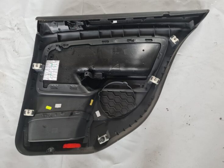 Aizmugurējo kreiso durvju apdare priekš VW GOLF 5 2004