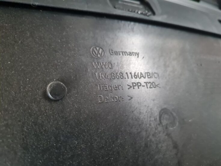 Aizmugurējo labo durvju apdare priekš VW GOLF 5 2004