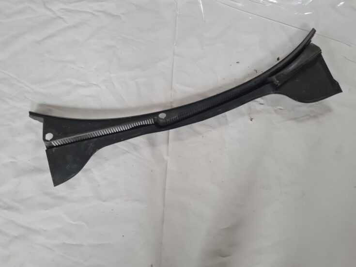 Vējstikla uzlikas (deflektora) režģis priekš VW GOLF 5 2004