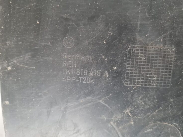 Vējstikla uzlikas (deflektora) režģis priekš VW GOLF 5 2004