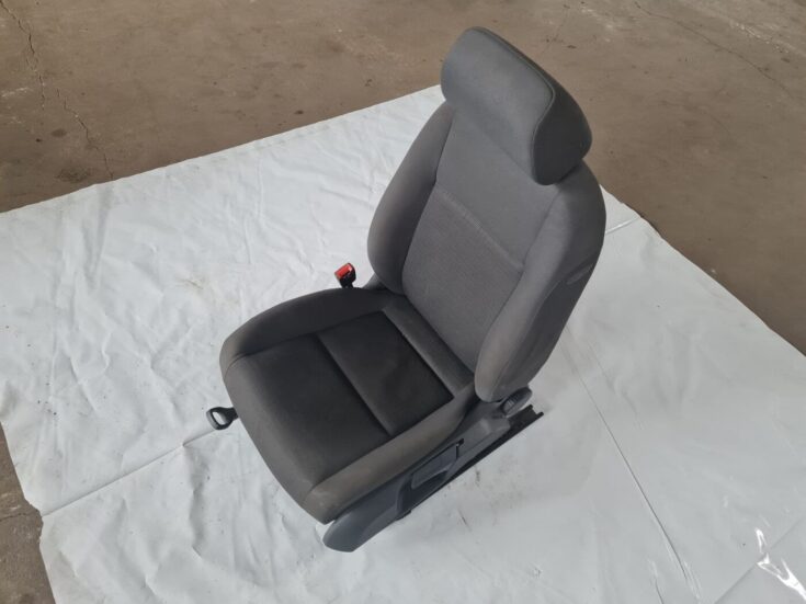 Priekšējais kreisais sēdeklis priekš VW GOLF 5 2004