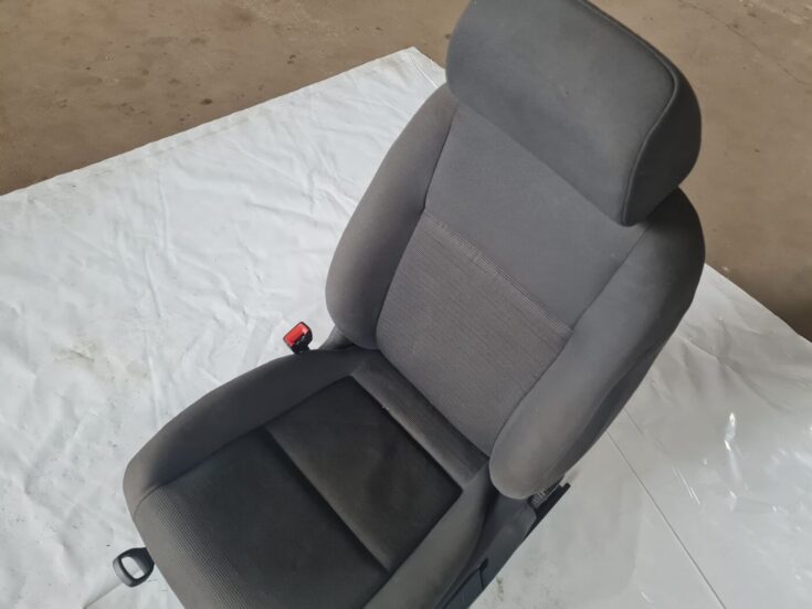 Priekšējais kreisais sēdeklis priekš VW GOLF 5 2004