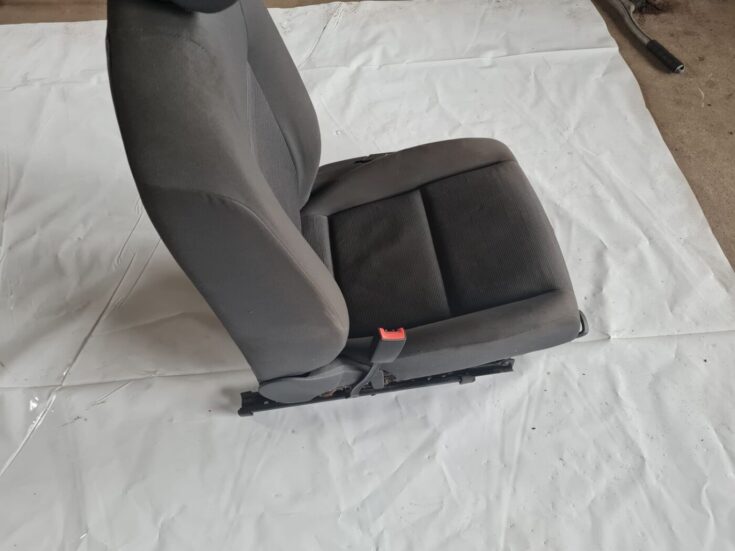 Priekšējais kreisais sēdeklis priekš VW GOLF 5 2004