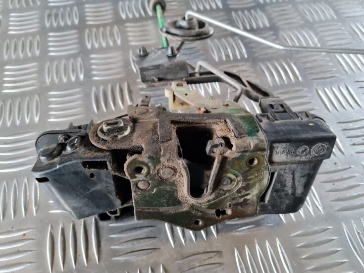 Aizmugurējo labo durvju slēdzene priekš FIAT STILO 2003