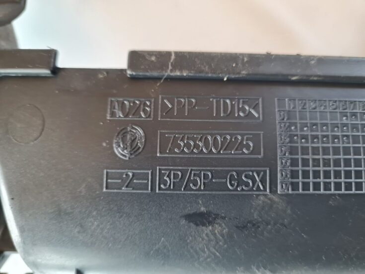 Centrālās konsoles (apdares) sānu panelis priekš FIAT STILO 2003