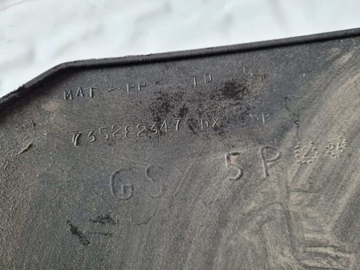 Centrālās konsoles (apdares) sānu panelis priekš FIAT STILO 2003