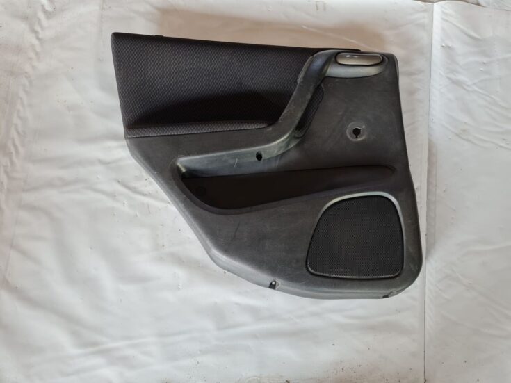 Aizmugurējo kreiso durvju apdare priekš FIAT STILO 2003