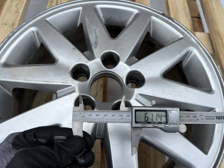 Alumīnija disks priekš VOLVO C30 2008 BLACK