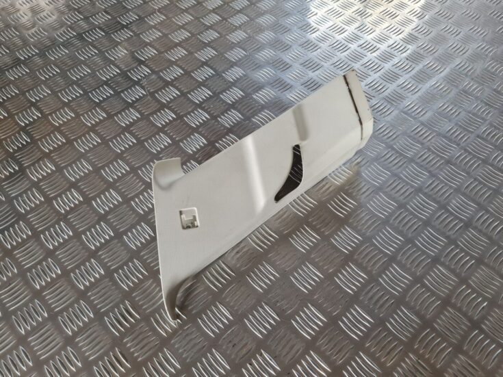 Aizmugurējas salona statnes apdare priekš DODGE JOURNEY 2010