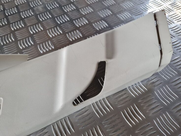 Aizmugurējas salona statnes apdare priekš DODGE JOURNEY 2010