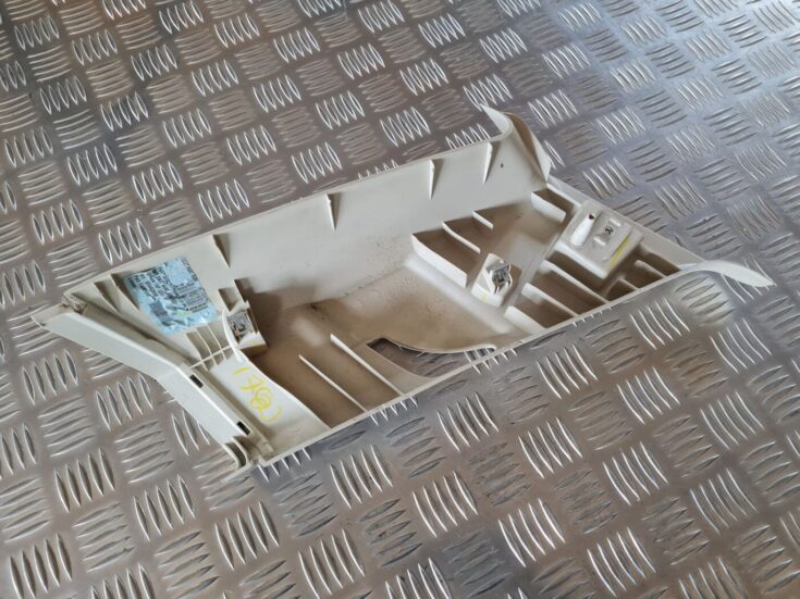 Aizmugurējas salona statnes apdare priekš DODGE JOURNEY 2010