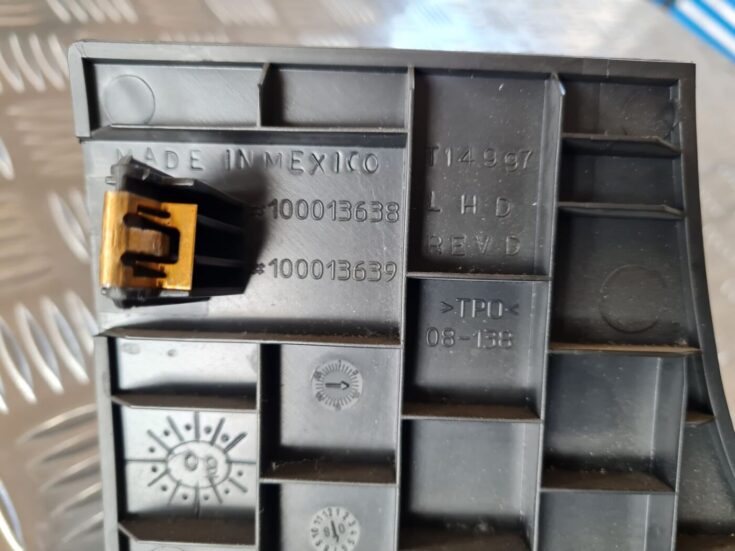 Mērinstrumentu paneļa apdare (zem stūres) priekš DODGE JOURNEY 2010