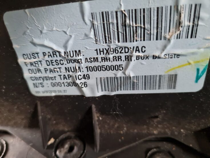 Aizmugurējo labo durvju apdare priekš DODGE JOURNEY 2010