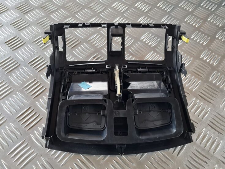 Mērinstrumentu paneļa gaisa vads, centrā priekš TOYOTA AURIS 2007