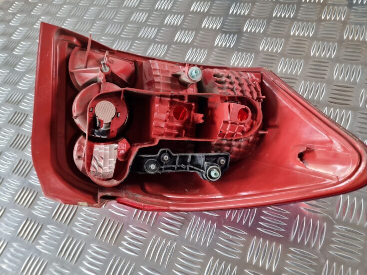Aizmugurējais labais lukturis priekš TOYOTA AURIS 2007