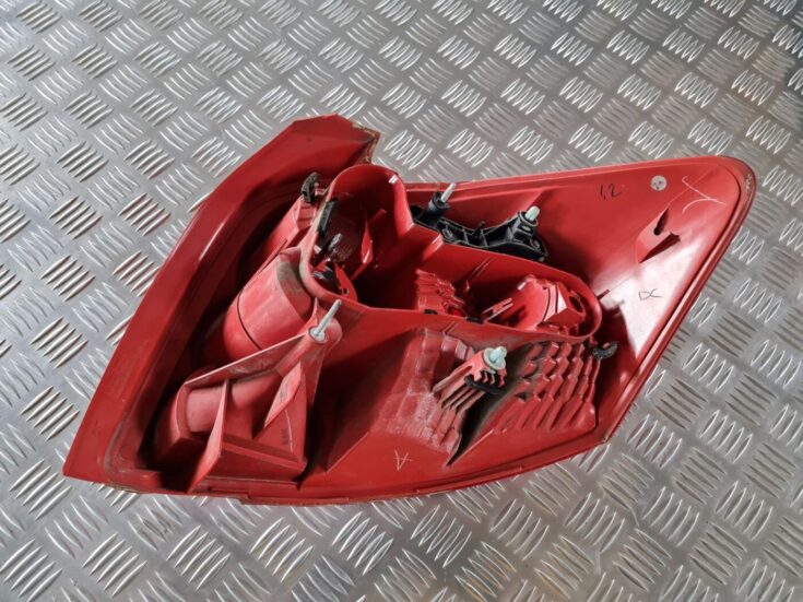 Aizmugurējais kreisais lukturis priekš TOYOTA AURIS 2007