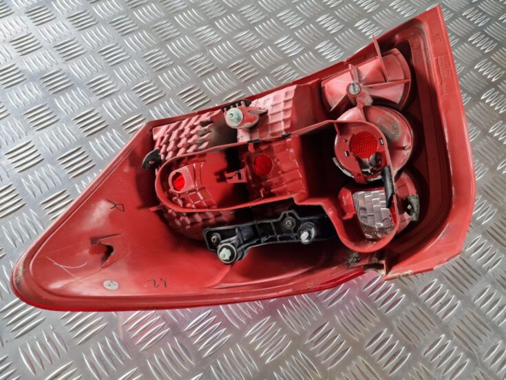 Aizmugurējais kreisais lukturis priekš TOYOTA AURIS 2007