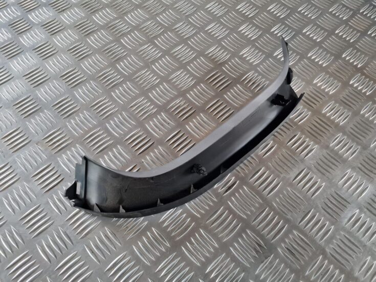Bagāžnieka vāka apdare priekš TOYOTA AURIS 2007