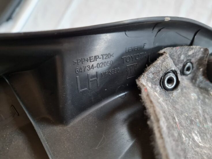 Bagāžnieka nodalījuma sānu apdare priekš TOYOTA AURIS 2007