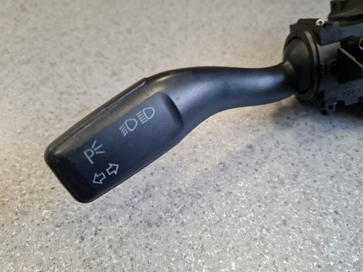 Pagrieziena rādītāju slēdzis priekš AUDI A4 2001