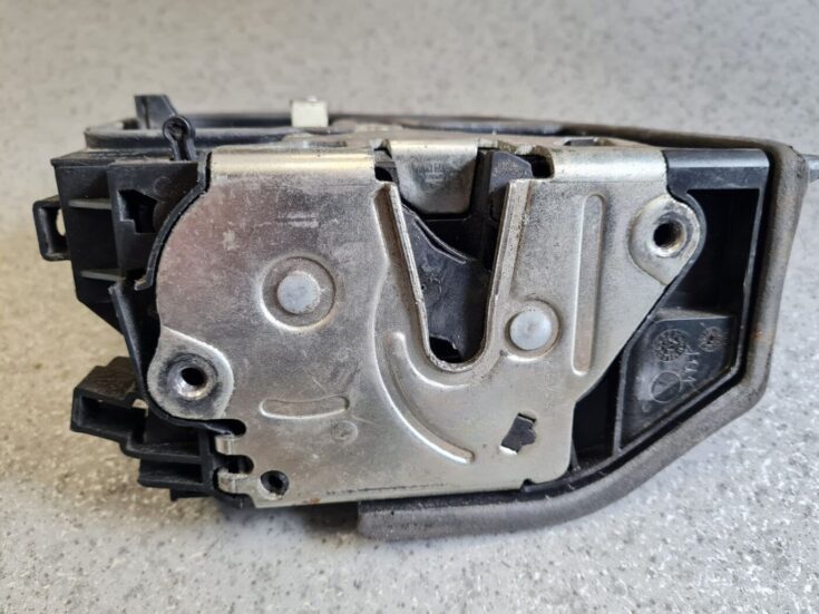 Aizmugurējo labo durvju slēdzene priekš BMW 1 E87 2007 GRAPHITE
