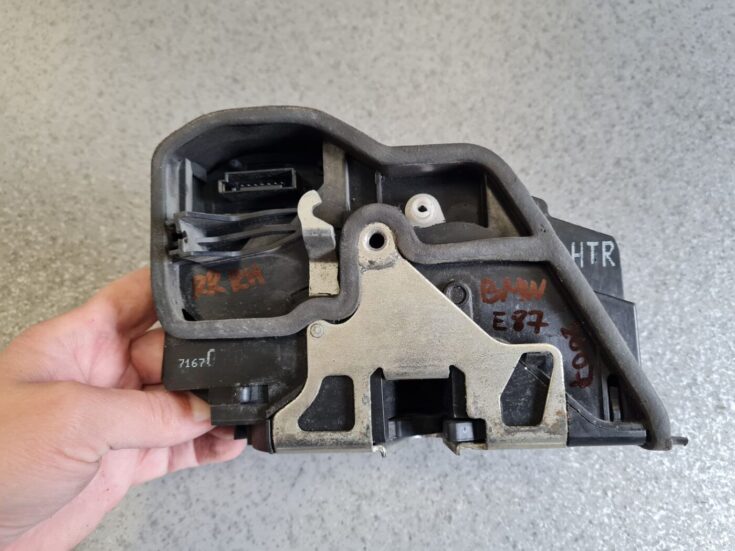 Aizmugurējo labo durvju slēdzene priekš BMW 1 E87 2007 GRAPHITE