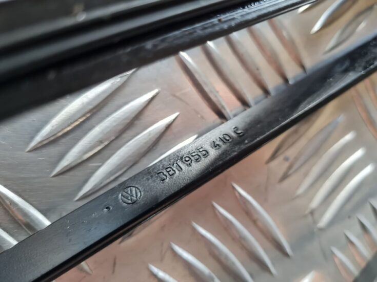 Vējstikla slotu turētāju komplekts priekš VW PASSAT 2004 UNIVERSAL GREY