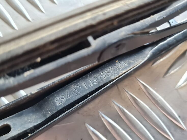Aizmugurējā loga tīrītāja slotiņa priekš VW PASSAT 2004 UNIVERSAL GREY