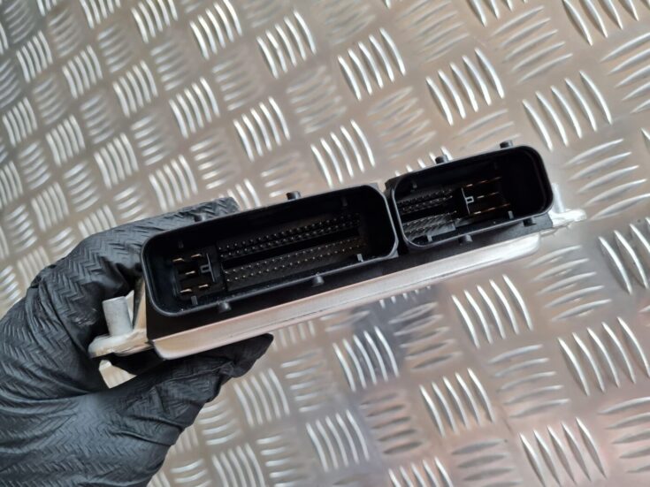 Dzinēja vadības bloks priekš VW PASSAT 2004 UNIVERSAL GREY