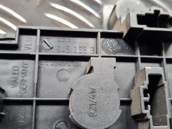 Aizmugures luktura spuldzes turētājs priekš VW PASSAT 2004 UNIVERSAL GREY
