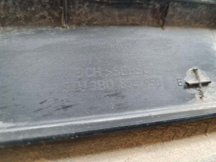 Aizmugurējo labo durvju moldings priekš VW PASSAT 2004 UNIVERSAL GREY