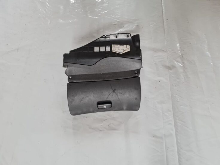 Mantu glabāšanas nodalījums pasažiera pusē priekš VW PASSAT 2004 UNIVERSAL GREY