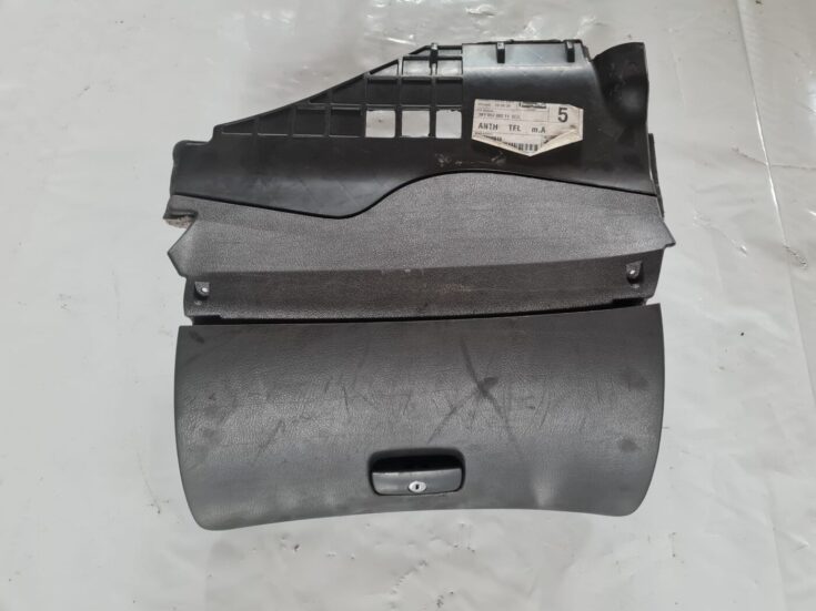 Mantu glabāšanas nodalījums pasažiera pusē priekš VW PASSAT 2004 UNIVERSAL GREY
