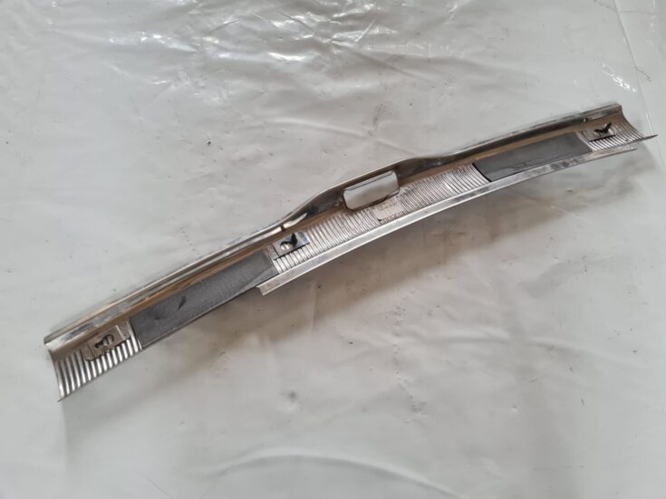 Bagažnieka nodalījuma sliekšņa uzlika priekš VW PASSAT 2004 UNIVERSAL GREY