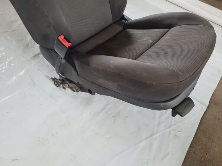 Priekšējais kreisais sēdeklis priekš VW PASSAT 2004 UNIVERSAL GREY