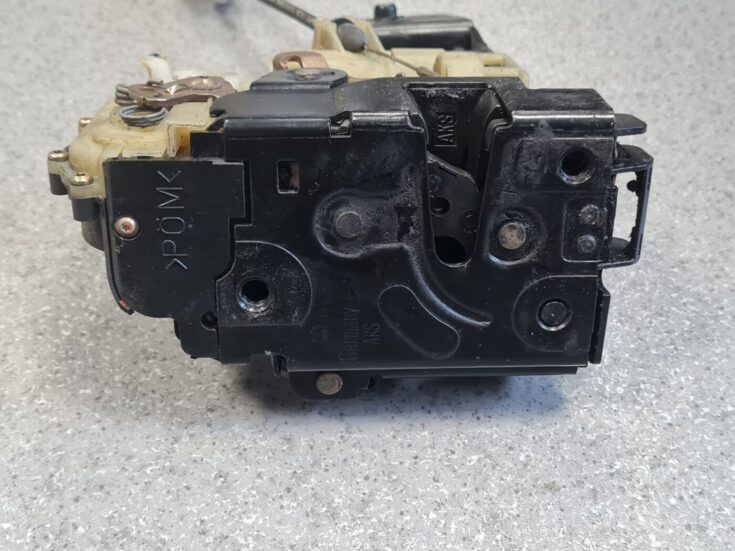 Priekšējo kreiso durvju slēdzene priekš VW GOLF IV 1999