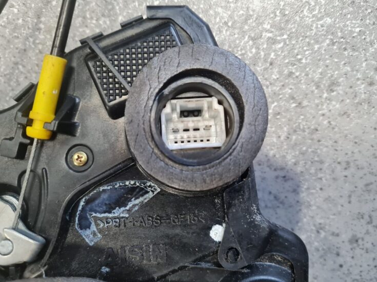 Priekšējo labo durvju slēdzene priekš TOYOTA RAV 4 2006