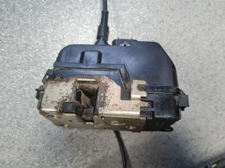 Aizmugurējo labo durvju slēdzene priekš NISSAN PRIMERA 2002-2004