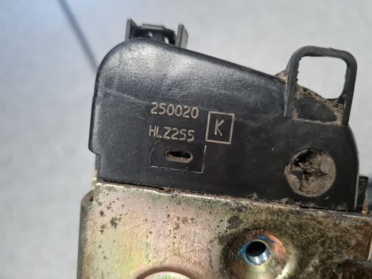 Aizmugurējo labo durvju slēdzene priekš NISSAN PRIMERA 2002-2004