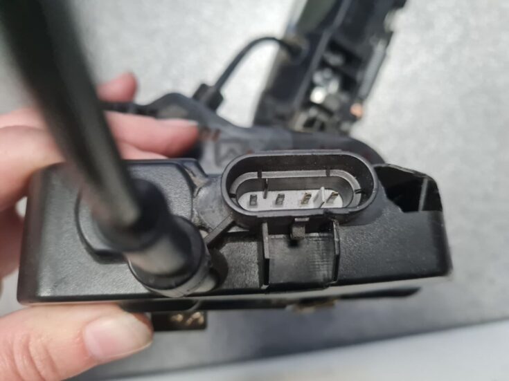 Aizmugurējo labo durvju slēdzene priekš NISSAN PRIMERA 2002-2004