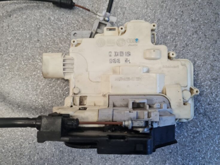 Aizmugurējo kreiso durvju slēdzene priekš VW PASSAT B6 2006 ANGL. UNIVERSAL