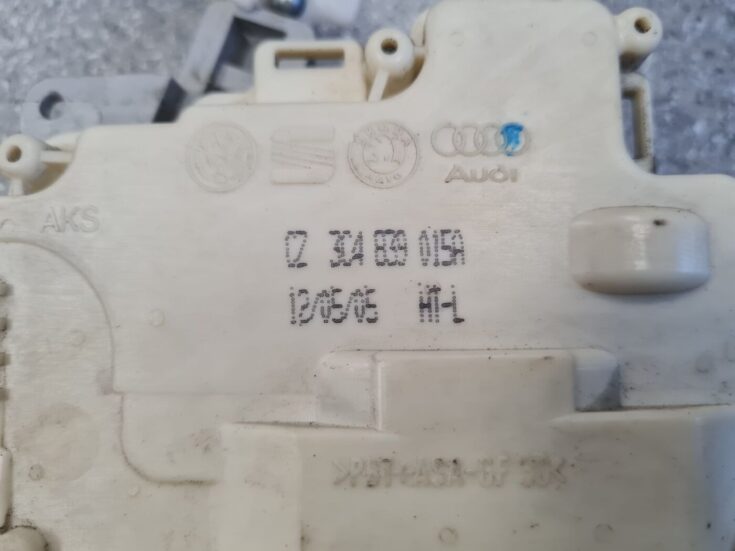 Aizmugurējo kreiso durvju slēdzene priekš VW PASSAT B6 2006 ANGL. UNIVERSAL