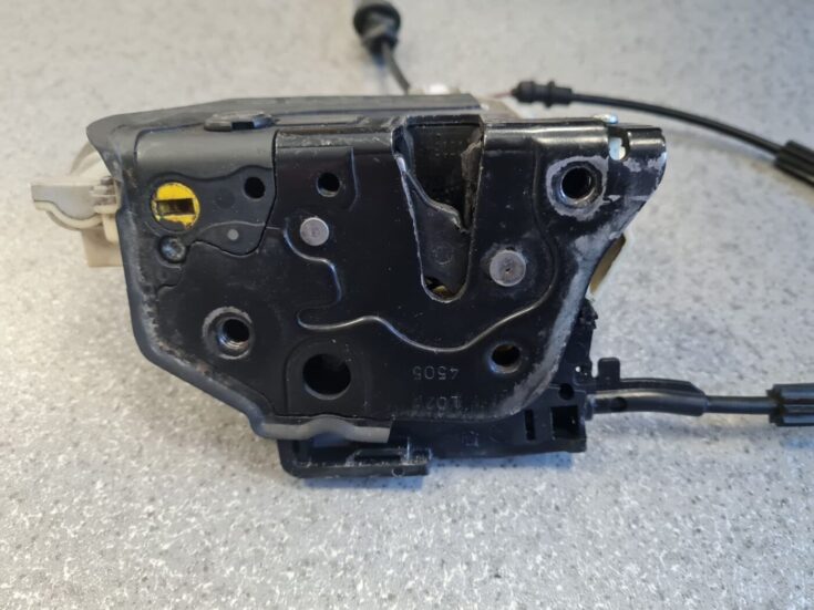 Aizmugurējo kreiso durvju slēdzene priekš VW PASSAT B6 2006 ANGL. UNIVERSAL