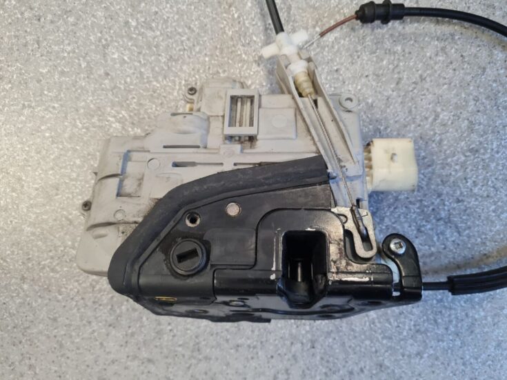 Aizmugurējo kreiso durvju slēdzene priekš VW PASSAT B6 2006 ANGL. UNIVERSAL