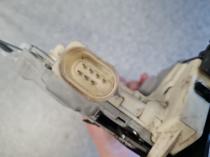 Aizmugurējo kreiso durvju slēdzene priekš VW PASSAT B6 2006 ANGL. UNIVERSAL