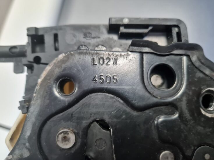 Aizmugurējo kreiso durvju slēdzene priekš VW PASSAT B6 2006 ANGL. UNIVERSAL