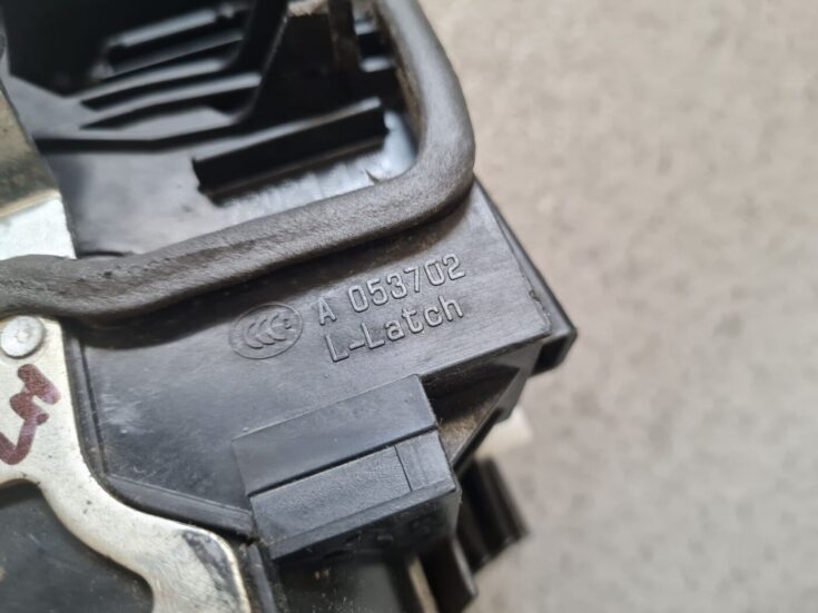 Priekšējo kreiso durvju slēdzene priekš BMW 1 E87 2007 GRAPHITE