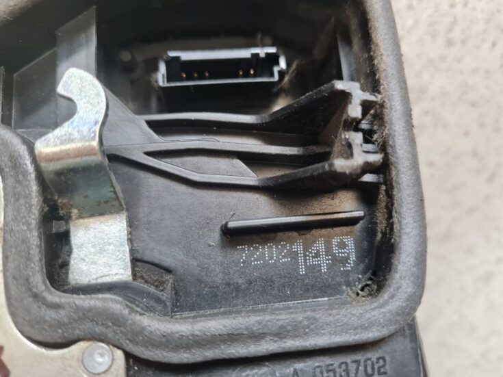 Priekšējo kreiso durvju slēdzene priekš BMW 1 E87 2007 GRAPHITE