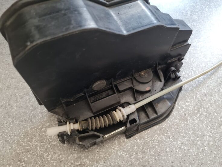 Priekšējo kreiso durvju slēdzene priekš BMW 1 E87 2007 GRAPHITE